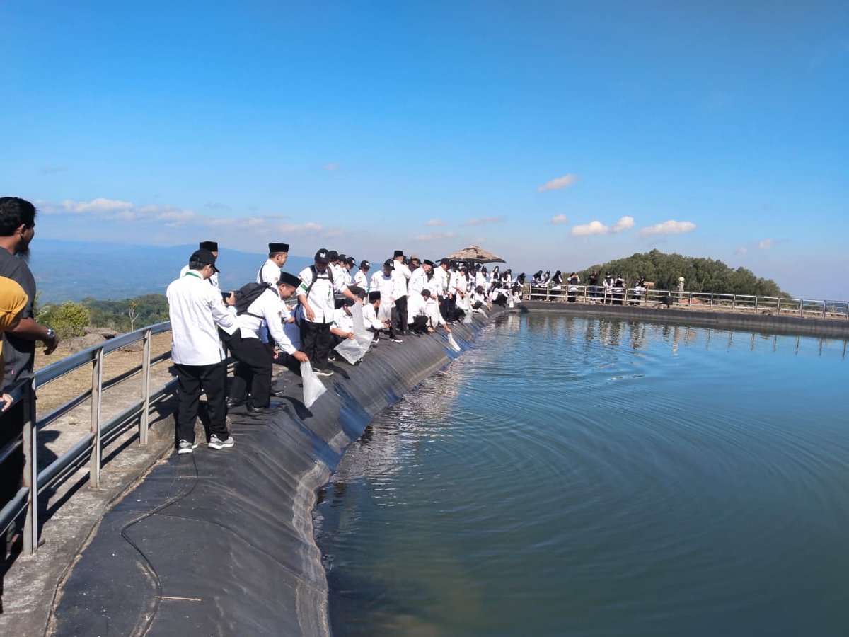 kemenaggk's tweet photo. Komitmen Kemenag dalam mengimplementasikan Ekoteologi terus diwujudkan melalui aksi nyata. Salah satunya melalui kegiatan tebar benih ikan yang dilakukan oleh  IPARI Kabupaten Gunungkidul di Embung Nglanggeran, Patuk, Selasa (30/6/2026)

Selengkapnya di https://t.co/IVLRaODSgo https://t.co/BhYzp2uOZj
