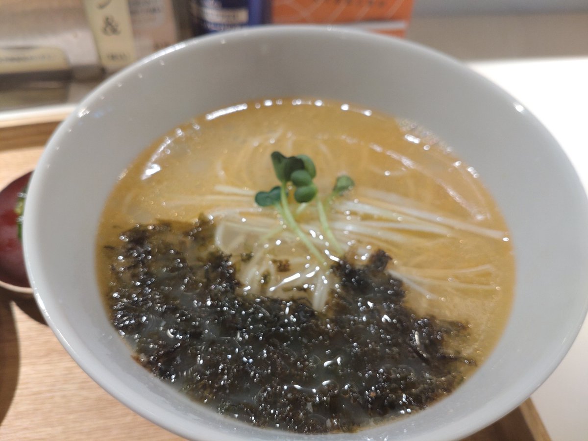 magozzzz's tweet photo. 過日⋯女川銀鮭広報部朝練🍜あっさりってありましたが濃厚鮭出汁だと思いました😅おにぎり２種あったら２種いっちゃう😑
今日、出張の電車早めて鴨〇さん🦆初めまして🙂‍↕️10:10訪問10:40案内。先に鴨葱が来ます。旨い✨️蕎麦が待ちきれない🤤写真撮り忘れる😅
ご馳走様でした😊
#鴨まる
#仙台朝市 https://t.co/nNYtl9TDRu