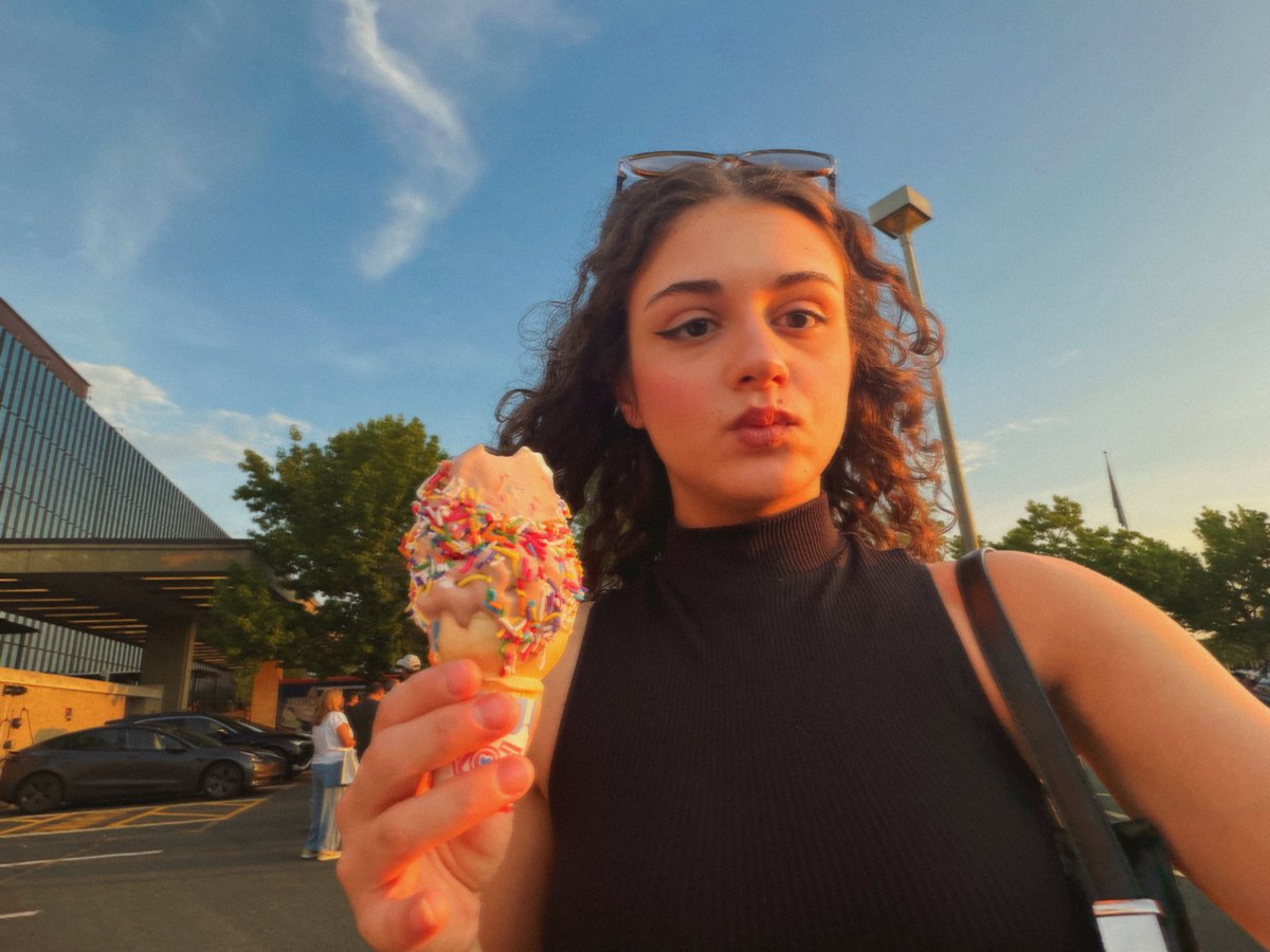 sad girl v tweet media