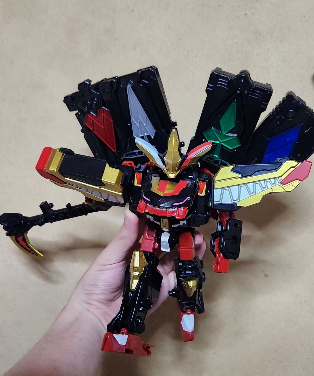 iwamotty's tweet photo. ワイルドジョーカーブレイバーくんデザインめちゃくちゃ良いし、プレイバリューの鬼なんだけど、遊びずらさ、取り回しの悪さの方が勝ってしまうのが惜しい…
#ジョブレイバー https://t.co/g7yzNtkuro