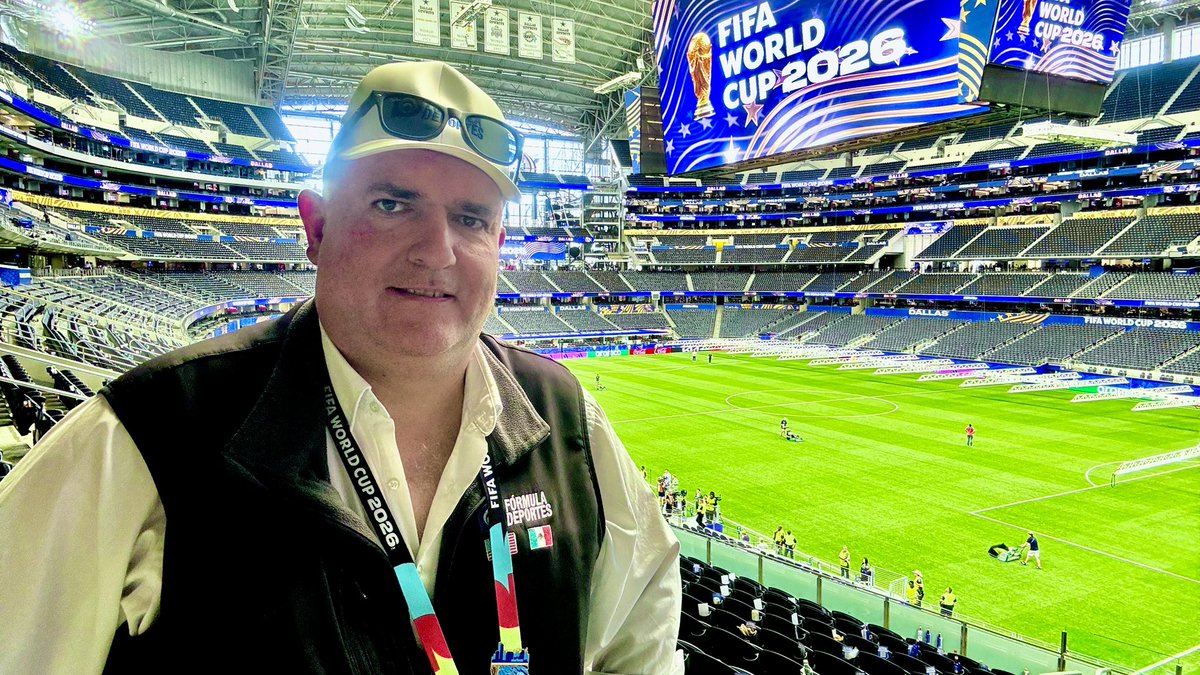 fvreporter's tweet photo. Mi cobertura de mi primera Copa Mundial me lleva ahora a la ronda de eliminación. 

Tras tres partidos en Houston y tres aquí en Arlington, llegó a la mitad de la cobertura:

Desde el 
🇨🇼 vs.  🇩🇪  de 14 jun.

…el 🇵🇹 vs🇨🇩 y el 🇳🇱 vs 🇸🇪 en Houston.

Al 🇦🇷 vs 🇦🇹 ,

El 🇯🇵 vs. 🇸🇪 , el 🇯🇴 vs. 🇦🇷 y hoy en 16vos con el   🇳🇴 y 🇨🇮

Han sido días y enseñanzas que intentaré aportar a mi equipo y mis pupilos que me superarán algún día. 

El viernes toca otro de 16vos ; quizás el “menos atractivo 🇪🇬 vs. 🇦🇺 , pero el partido más importante en la historia de millones en ambos países. Honor estar ahí también 

De ahí, quedará aquí en Arlington uno de cuartos que apunta ser un duelazo entre 🇵🇹 y 🇪🇸 , si la lógica se da y la Semifinal donde muy probable pasara por aquí Mbappe y su legion extragere Gala 🇫🇷.

…y partiremos a cubrir la final. Ojalá una en la que 🇲🇽 pueda llegar. 

Neta. Que bendecido soy. Y feliz también.