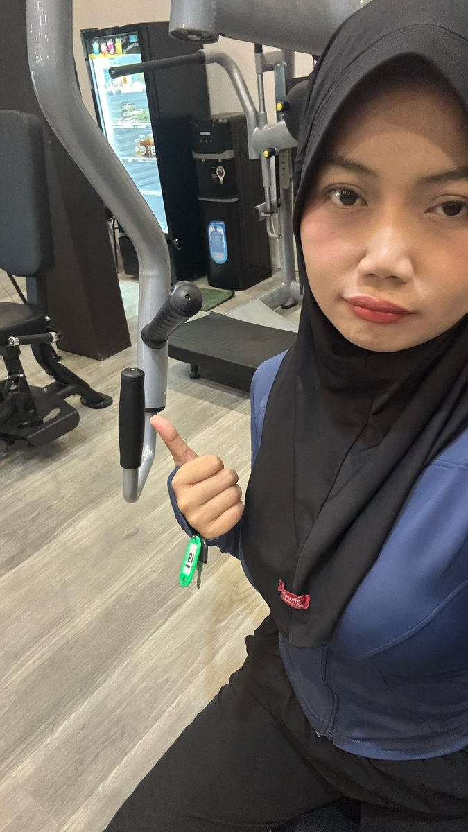 hida23journey__'s tweet photo. Kurang pd pake jilbab langsungan kayak gini, karena bulet banget.

Tapi kata Bapak ku aku cakep. Yaudalah ya. 😬

Udah olahraga belum hayooo??? https://t.co/BK3Ou8Vs8g
