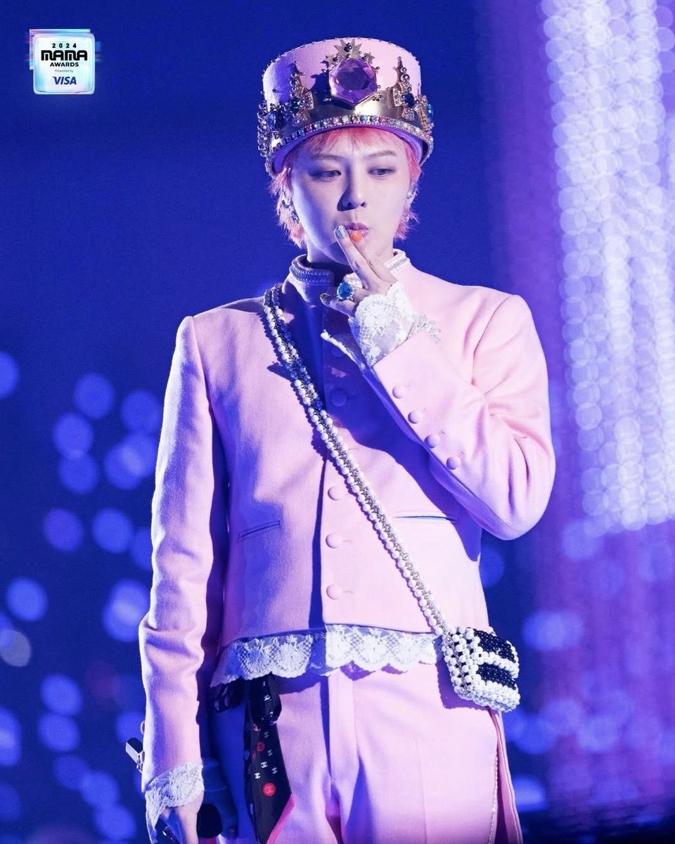 gdsholic's tweet photo. gd showing up that night in the most princess coded look ever when everyone expected him to come back looking dark and intimidating will always fuck me up 😭 https://t.co/2yFv2eNEa2