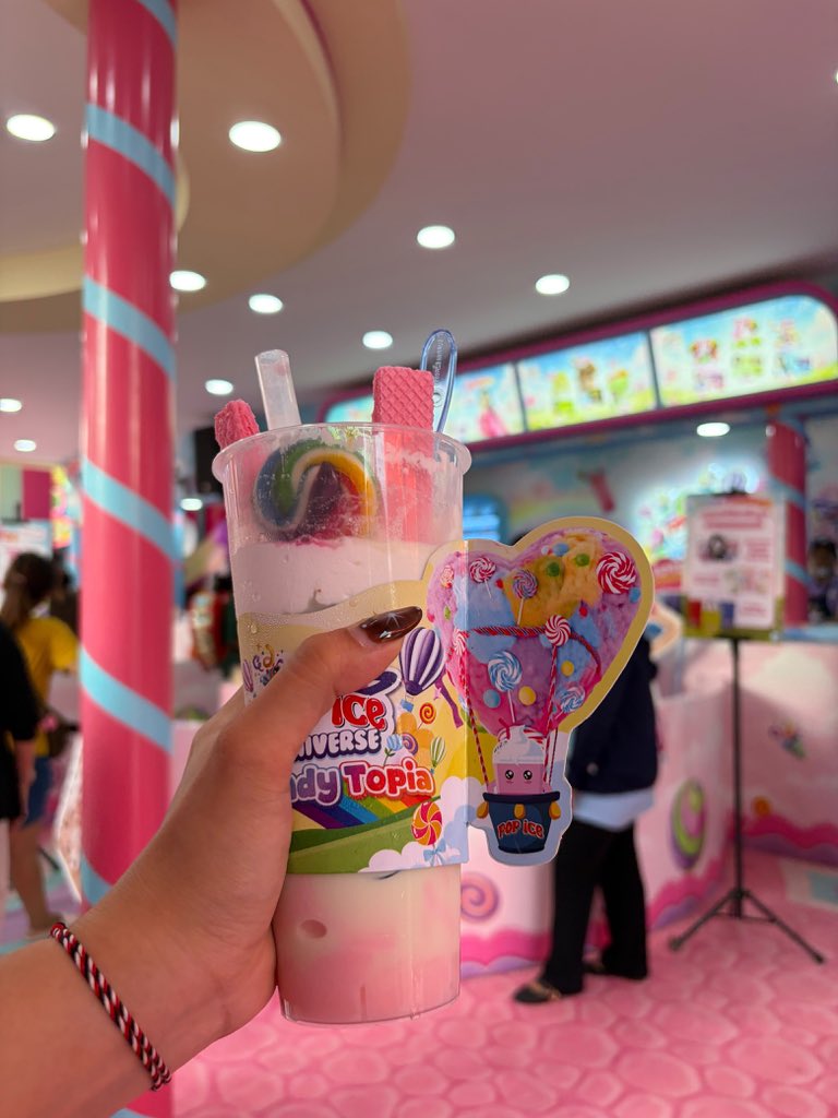 RetanyaK's tweet photo. efek jomblo kelamaan:
cuma bisa ngebayangin ke prj bareng pacar trs dibeliin pop ice fruity rose, apalagi liat dia ktmu idol kesukaannya jkt48 pasti lucuu bgtt plisss🥺😖🤏 https://t.co/I4UbbKq6aN