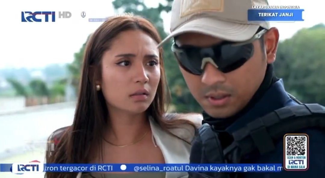 boldpoinbiru's tweet photo. The problem bukan Sena dan profesi aslinya, but Davina udah terlanjur mencintai Sena dengan kesederhanaan, kehangatan dan kejahilannya.Dalam sekejap, Davina disuruh ngubah perspektif dia? 
Oh, that's totally hell.
Ga bundas ndase Davina wes apik😒
#TerikatJanji 
#TerikatJanjiep89 https://t.co/WnAcjTg5Vi