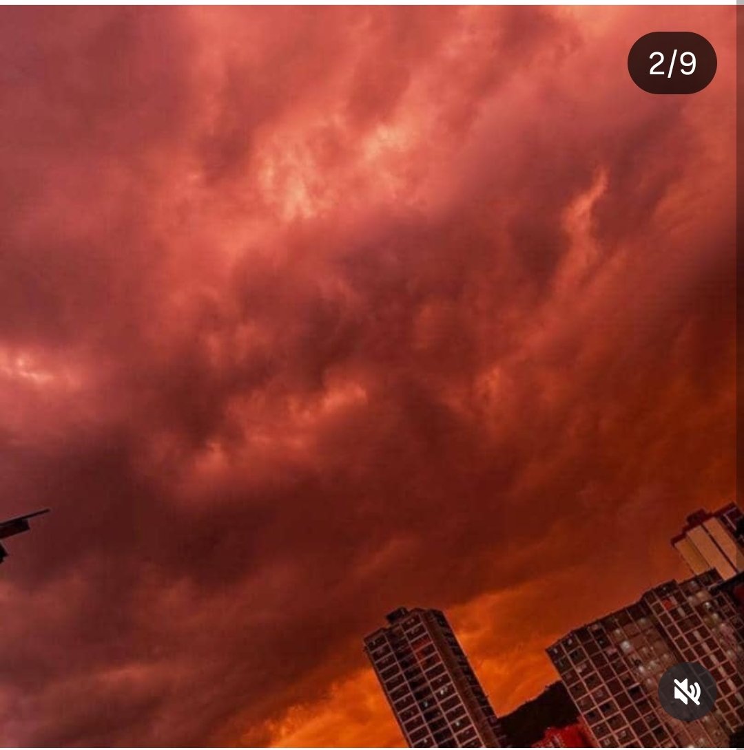 haydeeHC's tweet photo. Estos atardeceres rojos de Caracas, no son ningún fenómeno extraño ni un signo nefasto. La explicación es natural y triste a la vez. El derrumbe de edificios liberó una gran cantidad de partículas de polvo a la atmósfera. Esas partículas de polvo dispersan (+) https://t.co/bm5tH6pZad