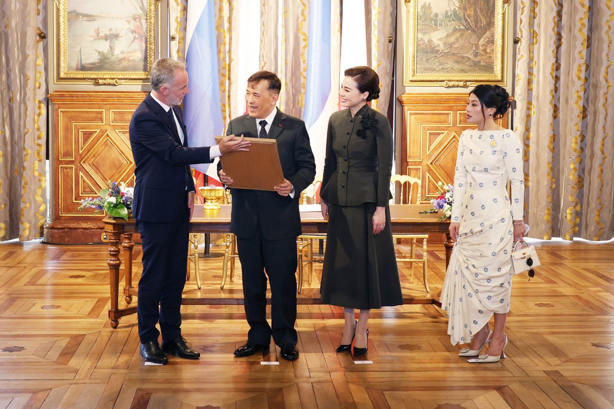 rwthofficial's tweet photo. 🇹🇭🇫🇷
#Thailand’s King Vajiralongkorn and Queen Suthida with Princess Sirivannavari visited #Prais City Hall, where they were received by the Mayor of Paris who presented the visiting card as they signed their signatures to mark their State Visit to #France.
Link: https://t.co/KHOZZFgilq #KingVajiralongkorn #QueenSuthida #ThaiRoyalFamily