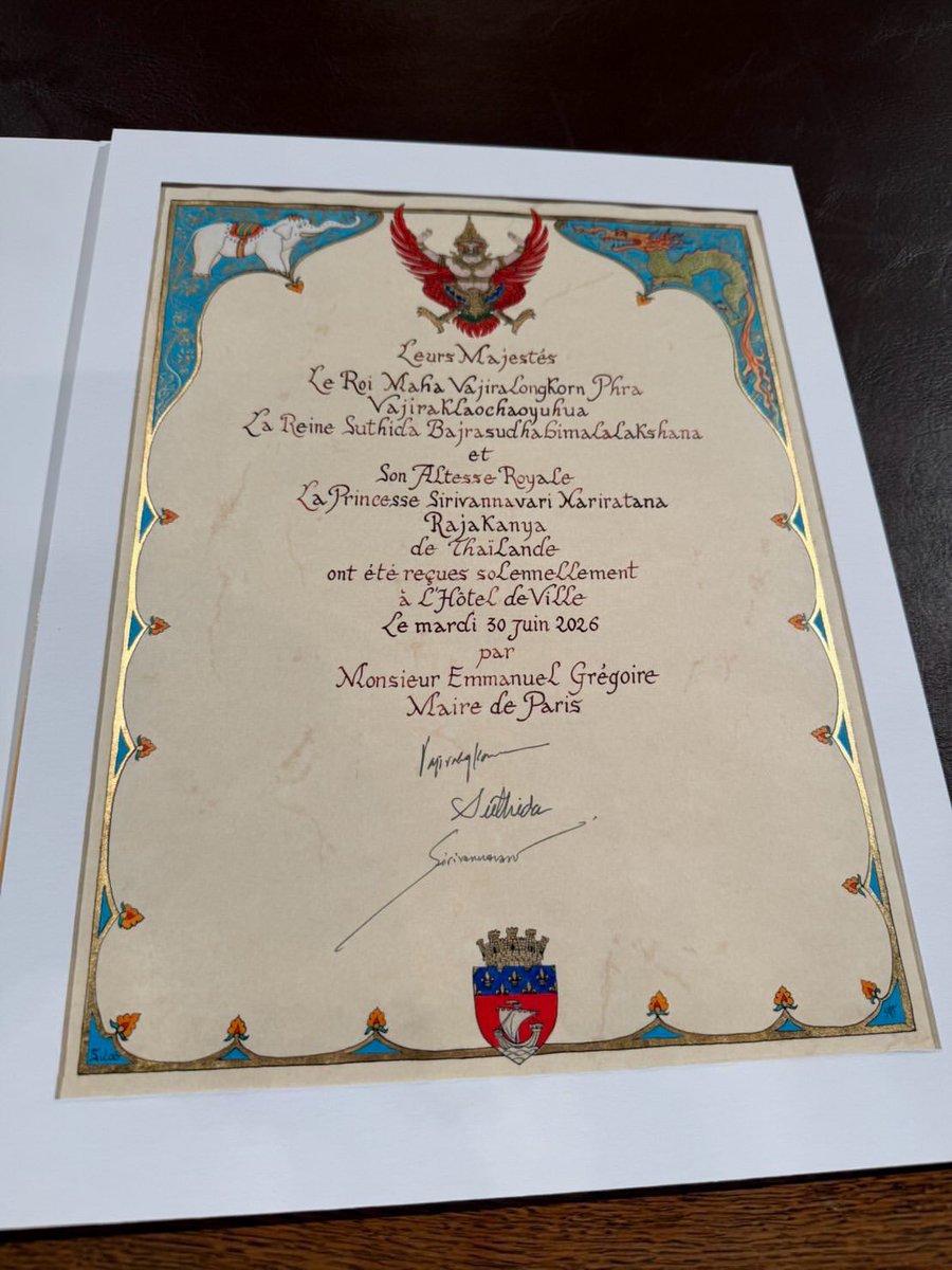 rwthofficial's tweet photo. 🇹🇭🇫🇷
#Thailand’s King Vajiralongkorn and Queen Suthida with Princess Sirivannavari visited #Prais City Hall, where they were received by the Mayor of Paris who presented the visiting card as they signed their signatures to mark their State Visit to #France.
Link: https://t.co/KHOZZFgilq #KingVajiralongkorn #QueenSuthida #ThaiRoyalFamily
