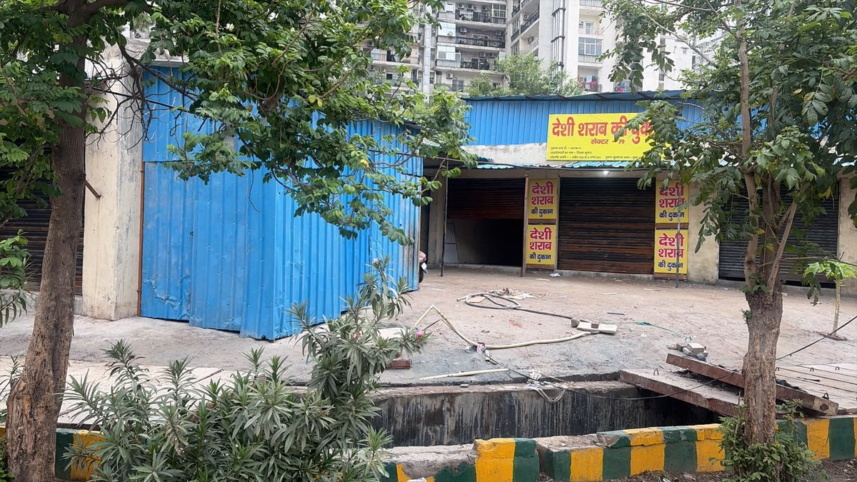 arpbks's tweet photo. @SangeetaLohani @CeoNoida @pro_ssp @Noida7x @upgovt सरकार क्यो नही ऐसी सरकारी दुकान @noida_authority के नए निर्मित कार्यालय में खोल देती है।

जिससे रिवेन्यू भी तेजी से बढ़ेगा और सरकारी राजस्व की वसूली भी तेज होगी।

@CeoNoida @upexcise से निवेदन है 2 ऐसे ठेके #वेदवन पार्क के आस पास भी तुरंत खोल दे।

पियेंगे तभी तो बढ़ेंगे।। https://t.co/hdu3O6xlig