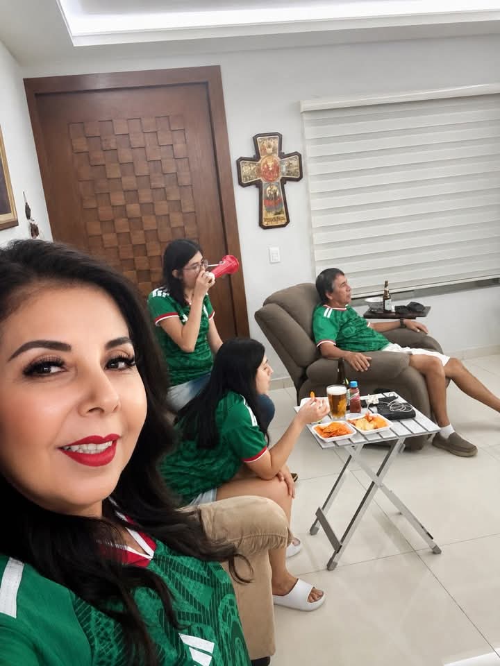 AndreaMarquezV's tweet photo. ¡No hay mejor forma de vivir un partido que en familia! 🇲🇽💚⚽

Entre porras, antojos y muchas emociones, disfrutamos cada jugada apoyando a nuestra Selección Nacional de México, lo más valioso siempre será compartir estos momentos con quienes más queremos.

¡Vamos México!  🇲🇽🙌 https://t.co/TjnlSpAXhw