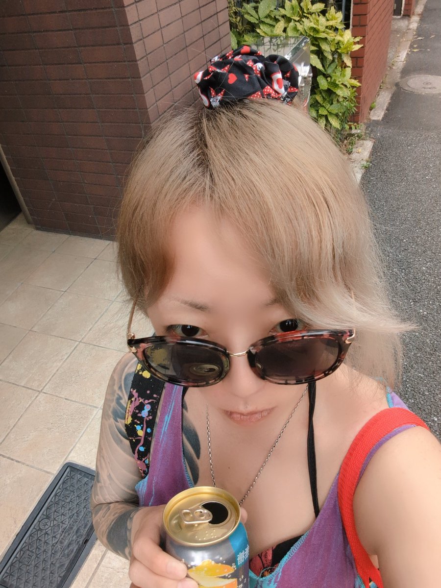 damemitsu's tweet photo. 病院終わったピール美味しい🍋
目の焦点合ってない👀 https://t.co/z8zBku3H57