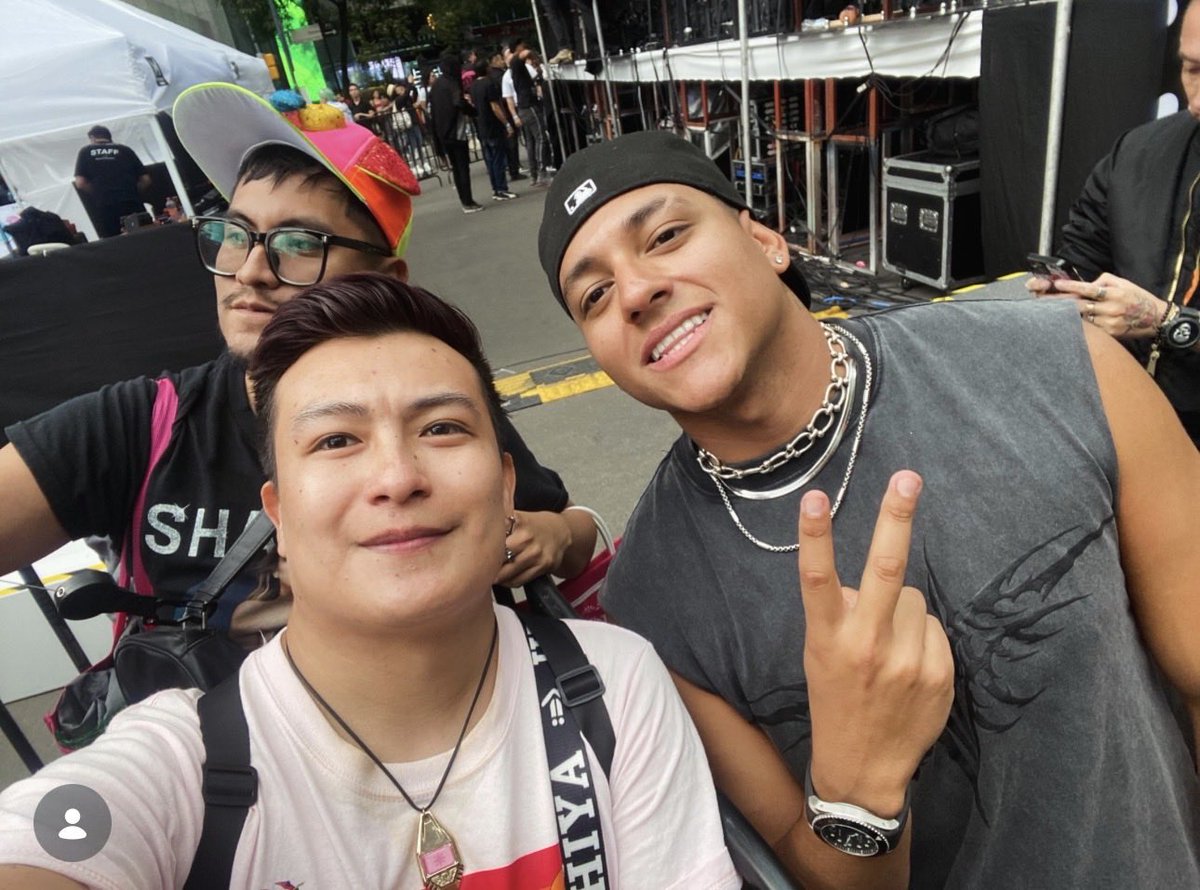STARPROMX's tweet photo. @lacruzbby en su más reciente visita a México 🇲🇽 @MarchaLGBTCDMX para cantar frente al Angel de la Independencia en el escenario de @ImpulseCDMX ✨ se tomó fotos con fans y aprovechó para pedir apoyo a los damnificados por los terremotos de su natal Venezuela 🇻🇪 
 #starpromx https://t.co/Zp6jKpyLas
