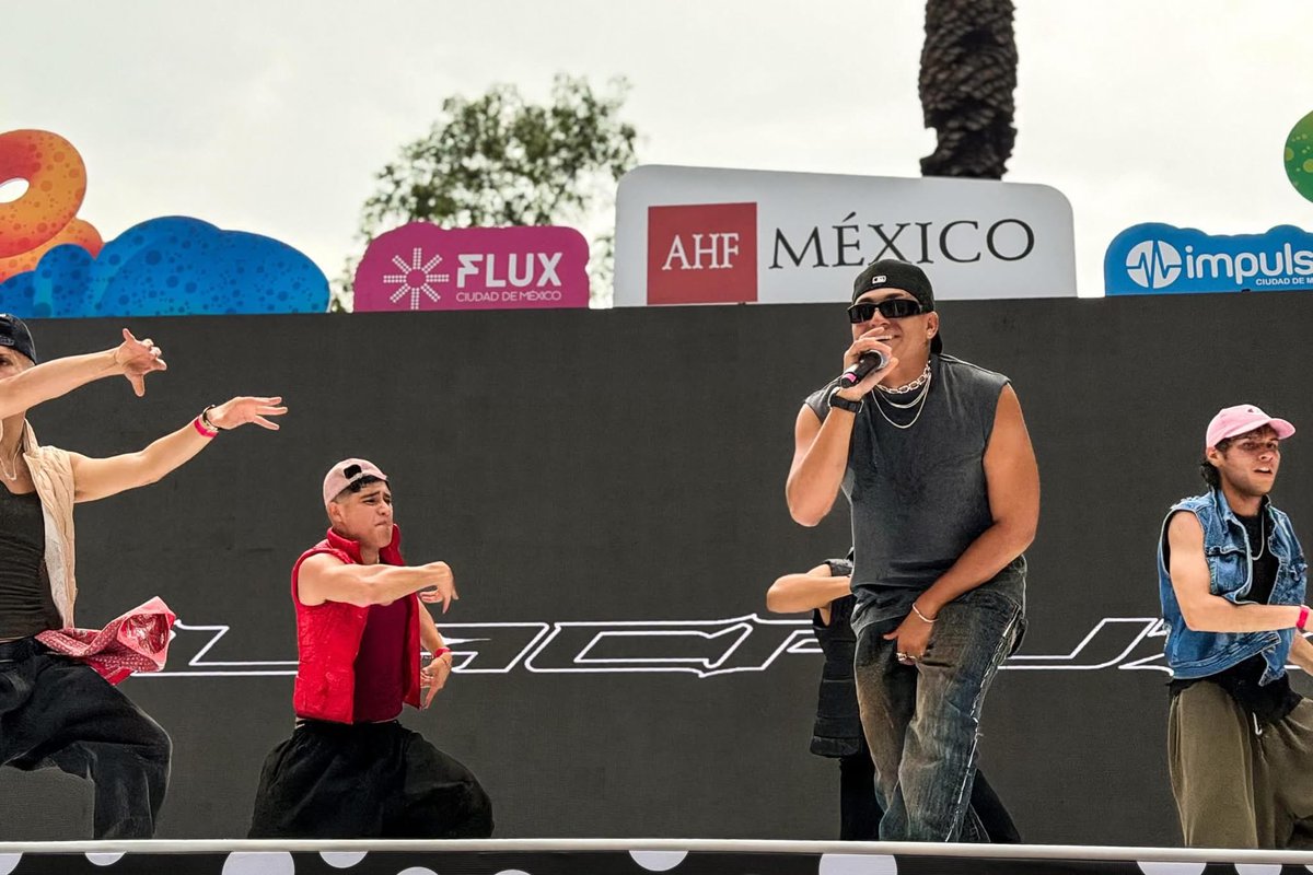 STARPROMX's tweet photo. @lacruzbby en su más reciente visita a México 🇲🇽 @MarchaLGBTCDMX para cantar frente al Angel de la Independencia en el escenario de @ImpulseCDMX ✨ se tomó fotos con fans y aprovechó para pedir apoyo a los damnificados por los terremotos de su natal Venezuela 🇻🇪 
 #starpromx https://t.co/Zp6jKpyLas