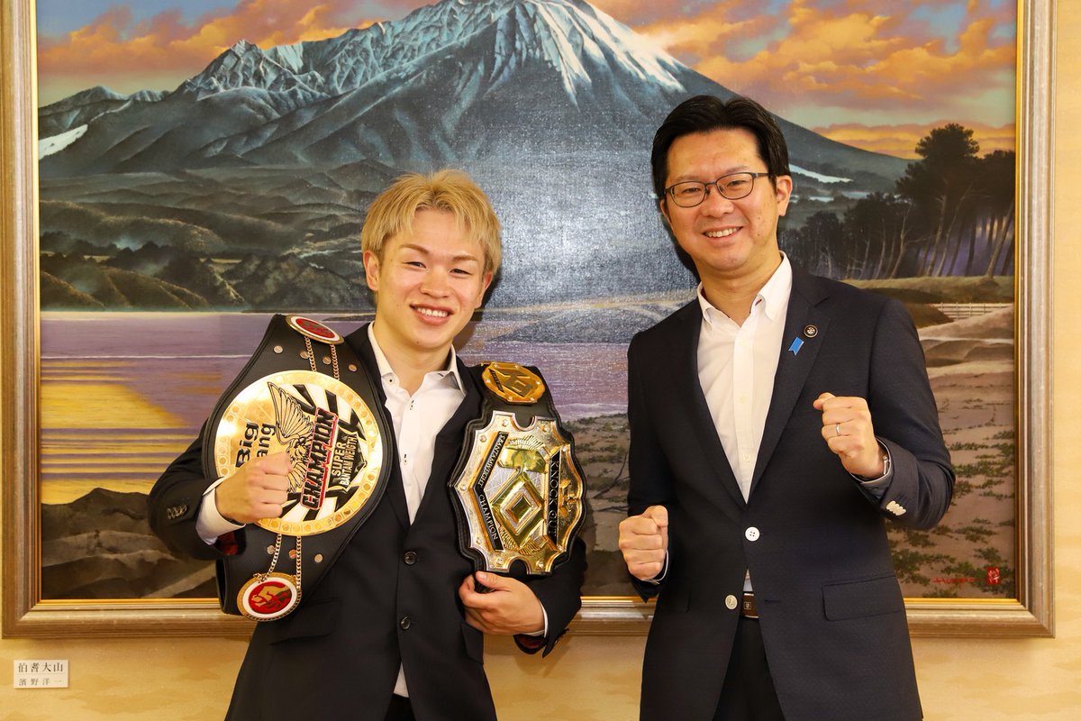 Igi_Takashi's tweet photo. 6月21日に東京で開催されたキックボクシングイベント「KNOCK OUT」のスーパーバンタム級で見事にチャンピオンになった晃貴選手(米子市出身)が、市役所を訪ねて下さいました。
激闘の試合を判定で勝利した晃貴選手。
本当におめでとうございます！
これからますますのご活躍を祈ります。 https://t.co/4ghuWtdOer