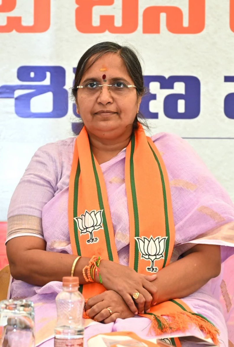 RAM2347RK's tweet photo. 🌸 హృదయపూర్వక శుభాకాంక్షలు 🌸

భారతీయ జనతా పార్టీ బలోపేతానికి
కృష్ణాజిల్లా ఇన్‌చార్జిగా నియమితులైన
భారతీయ జనతా పార్టీ సీనియర్ నాయకురాలు
రాష్ట్ర కార్యదర్శి
శ్రీమతి భోగిరెడ్డి ఆదిలక్ష్మి గారికి

హృదయపూర్���క శుభాకాంక్షలు 💐.

మీ సమర్థ నాయకత్వం, అంకితభావం, 
సంస్థాగత నైపుణ్యంతో
కృష్ణాజిల్లాలో భారతీయ జనతా పార్టీని మరింత బలోపేతం చేసి,
పార్టీ విజయపథంలో కొత్త మైలురాళ్లు సృష్టించాలని ఆకాంక్షిస్తూ…

"సంస్థే శక్తి – కార్యకర్తే బలం – సేవే లక్ష్యం" గా

🌷 మరొక్కసారి శ్రీమతి భోగిరెడ్డి ఆదిలక్ష్మి గారికి హృదయపూర్వక శుభాకాంక్షలు 💐.

💐🙏🪷
ధన్యవాదాలు 

@BJP4Andhra
@MadhavBJP ji
@BJPMadhukarAP ji

పామర్తి రామకృష్ణ 
బిజెపి కృష్ణాజిల్లా ప్రధాన కార్యదర్శి