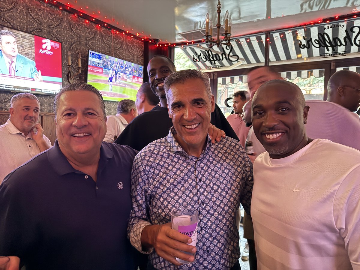 CoachJayWright's tweet photo. What a night. With the @HofstraMBB boys in Manhatten at Shaffers!!! https://t.co/G6x4eK8dWZ