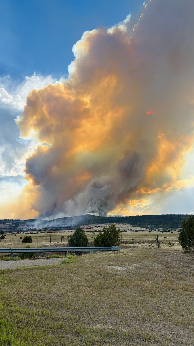 mpetkash's tweet photo. The wildfire just west of Pueblo made a little run towards the northwest tonight. #aspenacres Fire. https://t.co/Vl42lbPt6G