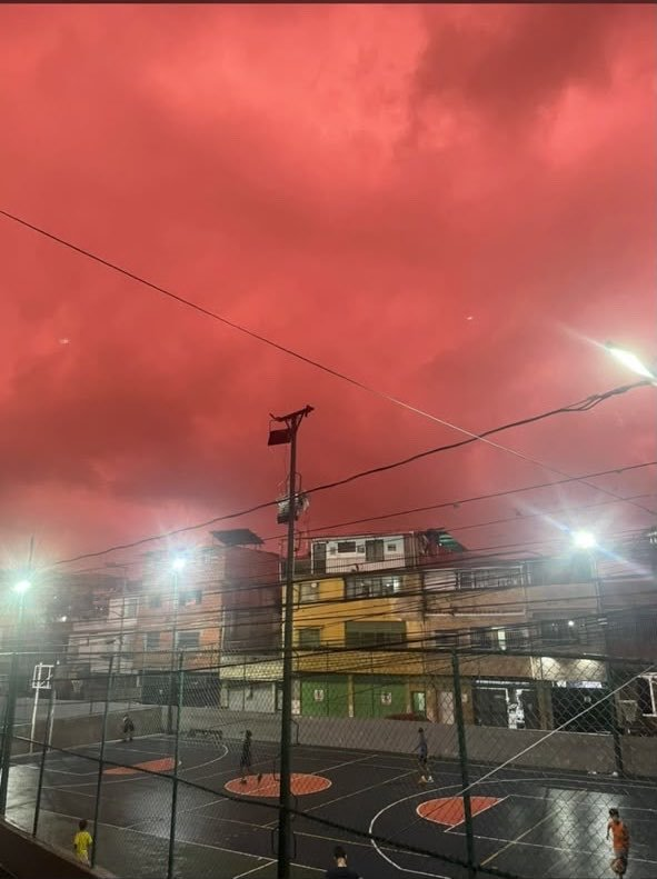 RADNews0's tweet photo. 🇻🇪 | The sky turned red in Caracas, Venezuela. https://t.co/lCcTeZf2VK