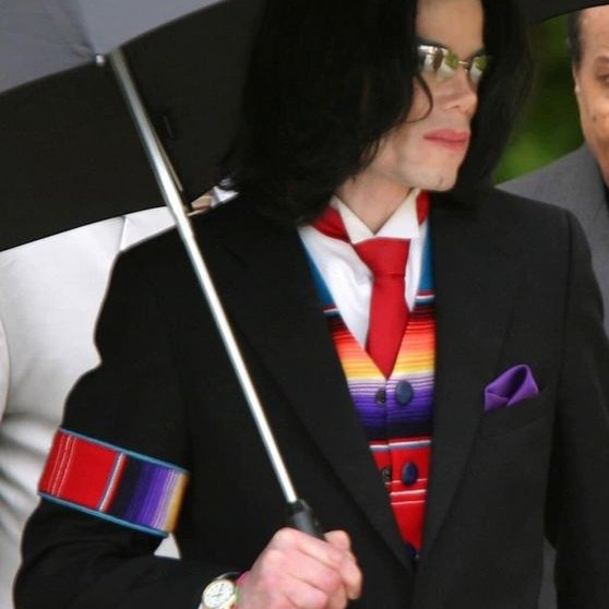 strawberrylit_'s tweet photo. Fotitos de Michael Jackson el 05 de Mayo del 2005 usando tela de sarape mexicano y una virgencita pq hoy gana México🕯️🇲🇽 https://t.co/TMIFCn0ZmW