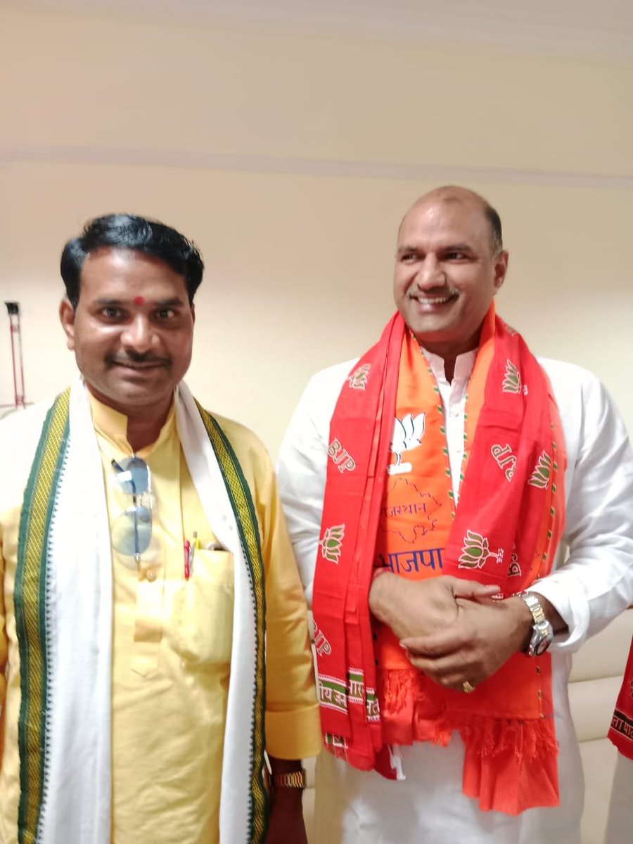 Rameshkoli12's tweet photo. बड़े भाई Khemraj Singh mahawar जी सवाईमाधोपुर आगामी विधायक भाजपा नेता आपको जन्मदिवस की बहुत बहुत बधाई और शुभकामनाएँ🙏💐 🎂 

ईश्वर से प्रार्थना है कि आपको उत्तम स्वास्थ्य, दीर्घायु, सुख, समृद्धि प्राप्त हो।🙏💐
cp Joshi ji https://t.co/zIgeiYcbEu