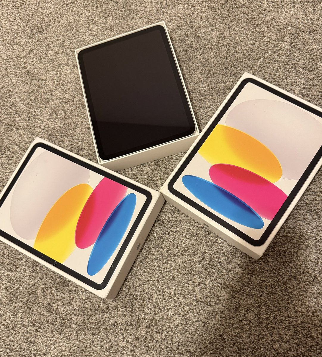 informationco31's tweet photo. さて、どうしようね その1
Open Boxと呼ばれる、買ったけど初期返品された子たち

iPad A16 128GB Wi-Fi $227.90

充電回数こんな感じw 
買ったのがAmazonではないので、かなり優秀👑補償も12月までと来年5月までww

3台買ったのは下取りで勝てそうだからなのですが、まさかの値上げで、どうしようね😇 https://t.co/ifxfjQFa7b