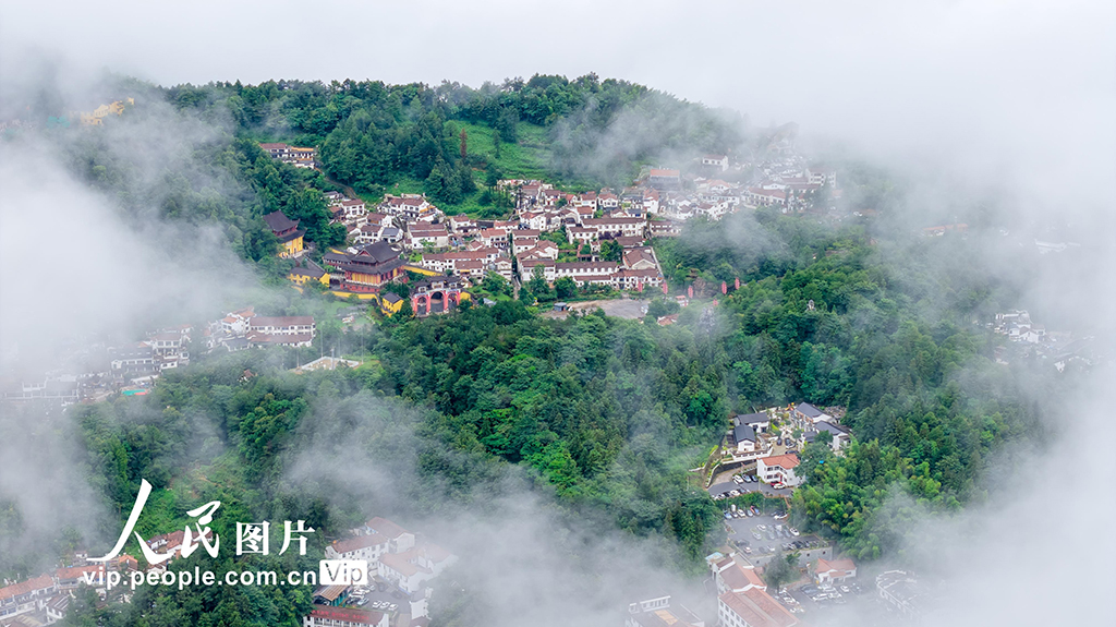 PDChinese's tweet photo. 【安徽池州：九華山雲霧繚繞如仙境】6月30日，安徽池州九華山風景區雲霧繚繞，山峰與古寺在雲霧中若隱若現，宛如仙境。 https://t.co/0hm8EPpBnX