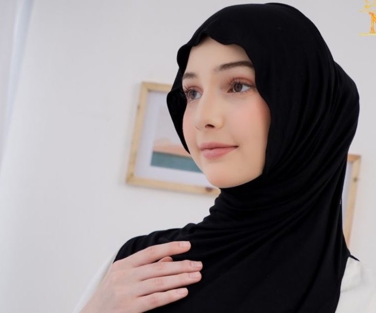 soorinx's tweet photo. guys plis dibeli pashmina instan 20k aja baru dateng kemarin minggu baru dipake &amp; dicuci 1x, dijual karna ga cocok di muka ku😭bisa orennn https://t.co/0j2Zss5wA0