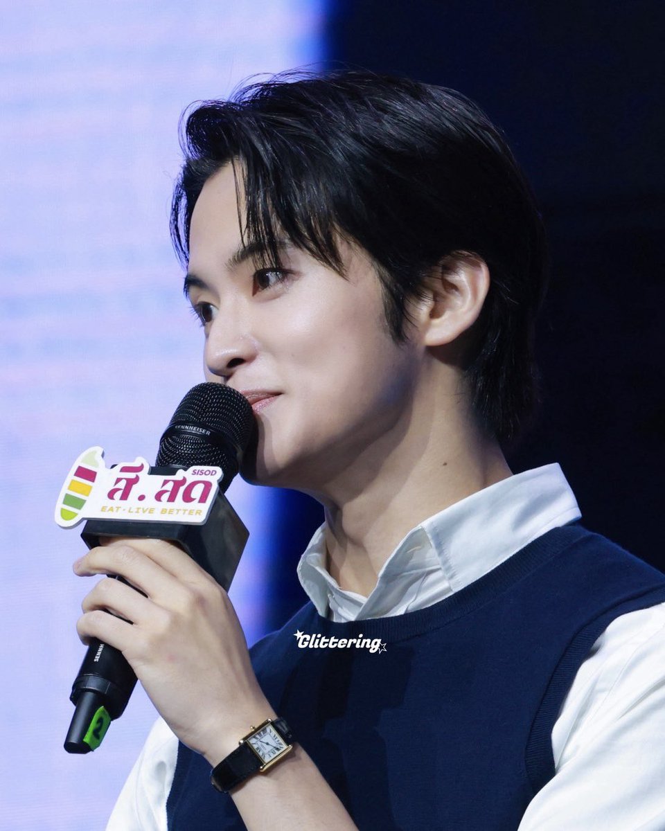 mahaemist's tweet photo. The CEO's BF                               The Idol's BF https://t.co/gKWMdirQj1