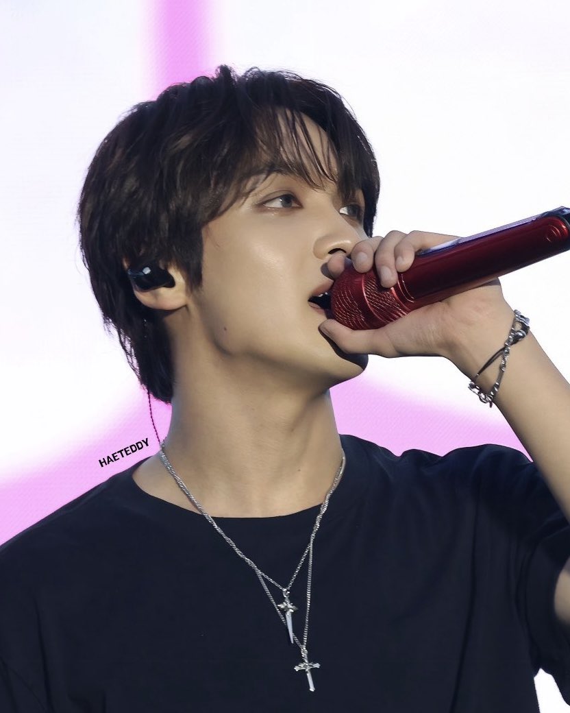 mahaemist's tweet photo. The CEO's BF                               The Idol's BF https://t.co/gKWMdirQj1