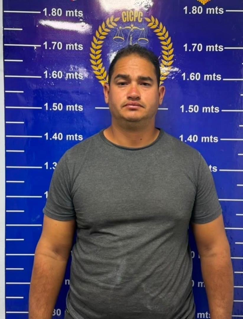 ELESPINITO's tweet photo. #ÚltimoMinuto Presos 4 agentes del Cicpc señalados de “apropiarse de valores económicos hallados entre los escombros” de La Guaira: Aguilar Reyes Maya, Freddy Lugo Oliveros, Roger Omaña y Josué Jhonatan Burgos, quienes fueron separados de sus cargos, según reporte oficial https://t.co/j2E4pD83gy