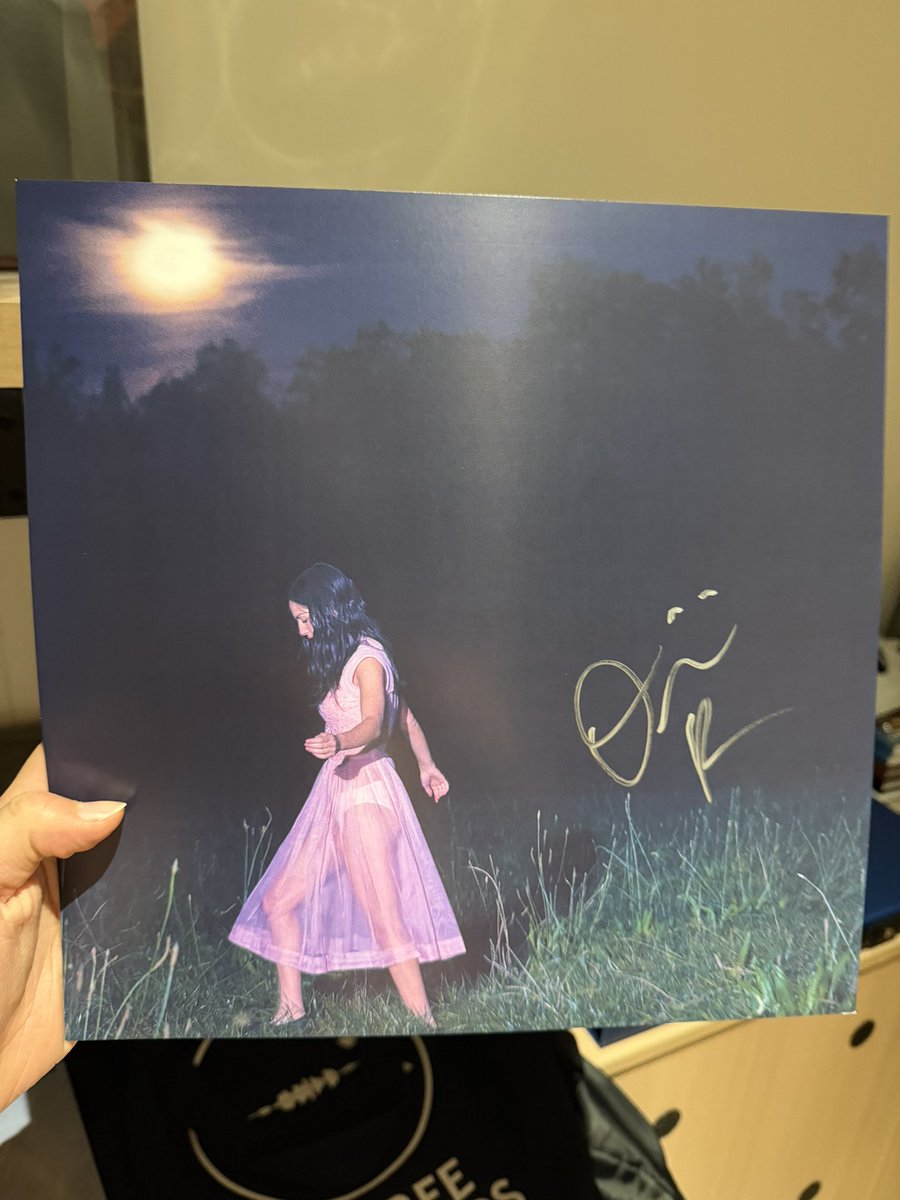 chenfeng299948's tweet photo. Already got this one perfect signed print 
is this golden???
#Olivia #or3 https://t.co/sNFKS0Vps6