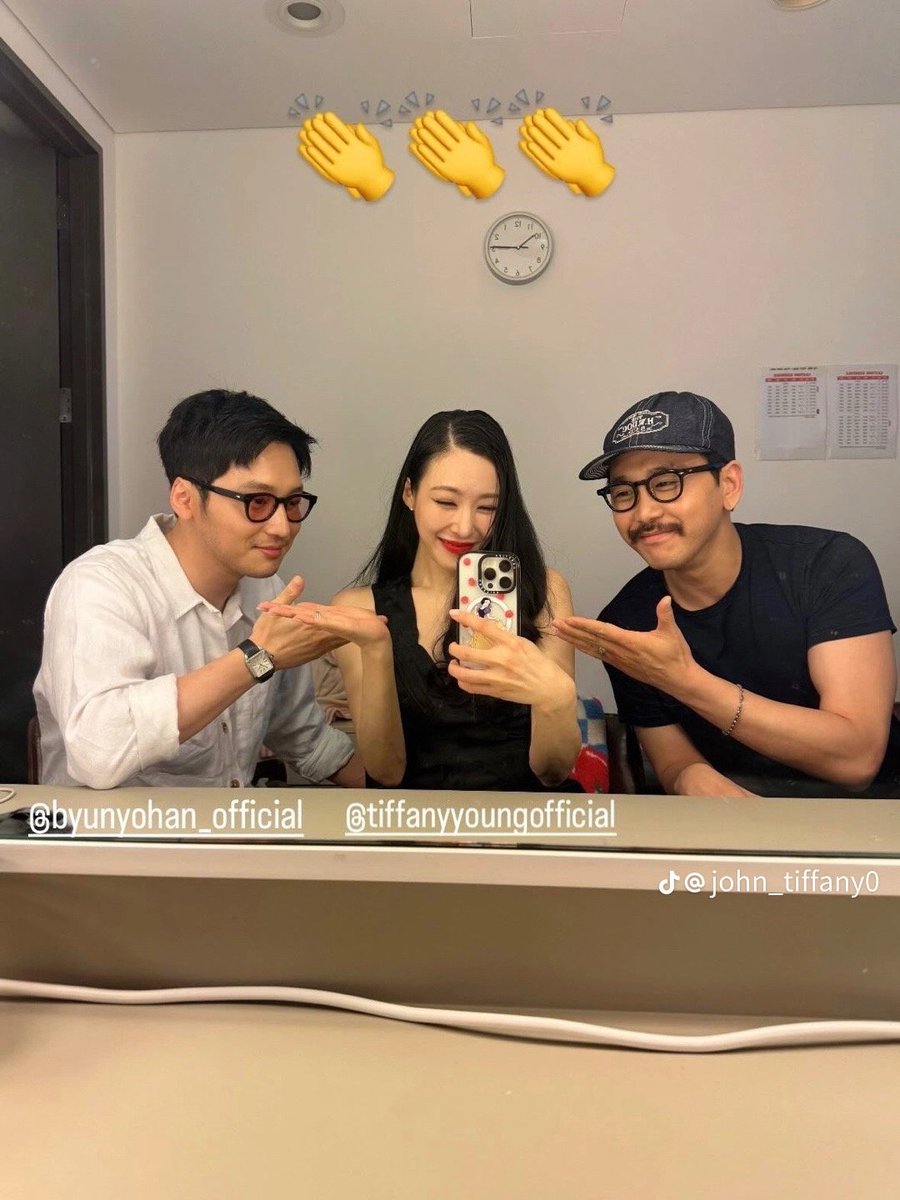xolovem_ily's tweet photo. Sedang menunggu foto backstage dan adegan bunga ini terulang kembali🥰 mungkin ga ya dikasi asupan? https://t.co/xNlONkhTtv