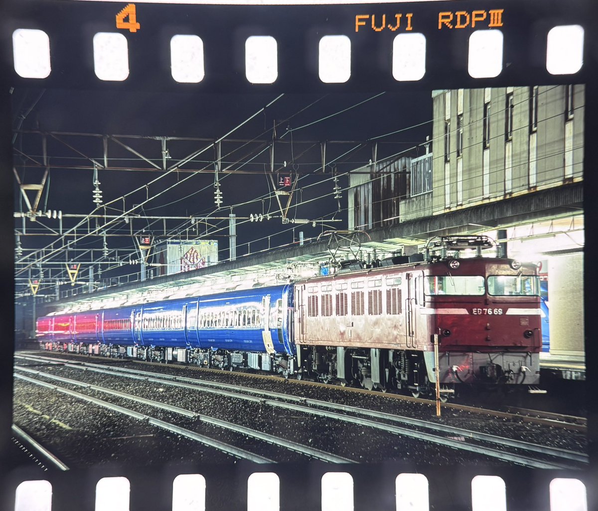 WNYqCavgOQxFfq0's tweet photo. 雨の甲種輸送18年前。
これだけ撮りに仕事終わって別府に行ったようです。
813.817の甲種は門司釜でしたがこれは大分釜でしたね。
０番台の７６が1番しっくりきます。

2008-7-1 Nikon F5+VR70～200 RDPⅢ https://t.co/fFRAvznimo