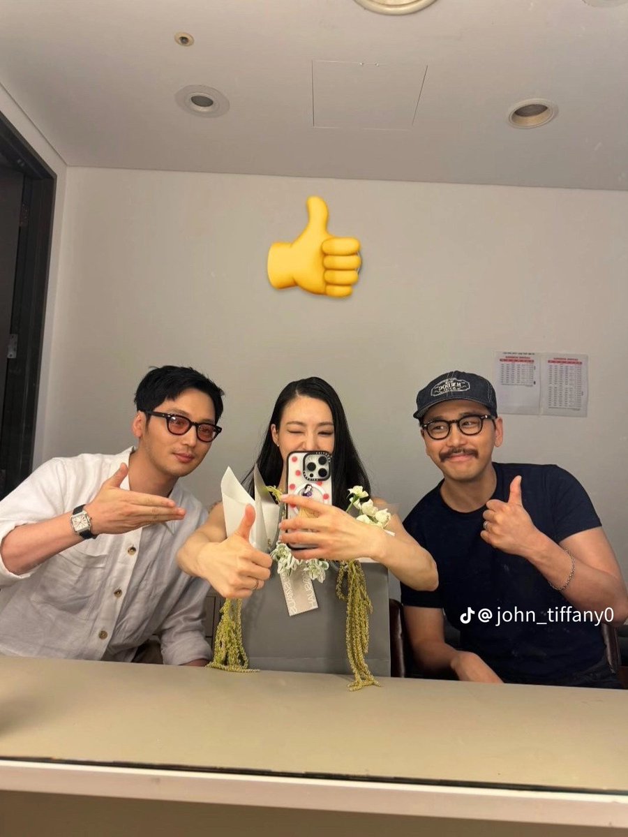 xolovem_ily's tweet photo. Sedang menunggu foto backstage dan adegan bunga ini terulang kembali🥰 mungkin ga ya dikasi asupan? https://t.co/xNlONkhTtv