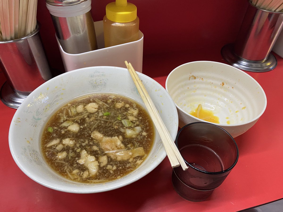 Ub1Qh's tweet photo. ⛅️本日の麺活　7/1(水)

🕛今日のランチ　11:55

🍜ラーメン二郎 上野毛店

🍜小/自動(麺バリカタ-油少なめ)-ニンニク少し-野菜-脂-カラメ-生卵×2)

今月スタートの麺活は、会社から🚶数分のホームノゲジ訪問でまさかの待ち二人ですぐに店内へ入れて店主ｻﾝ/助手ｻﾝに🙇ご挨拶をして食べて来ました。 https://t.co/RYRwZzS9TB
