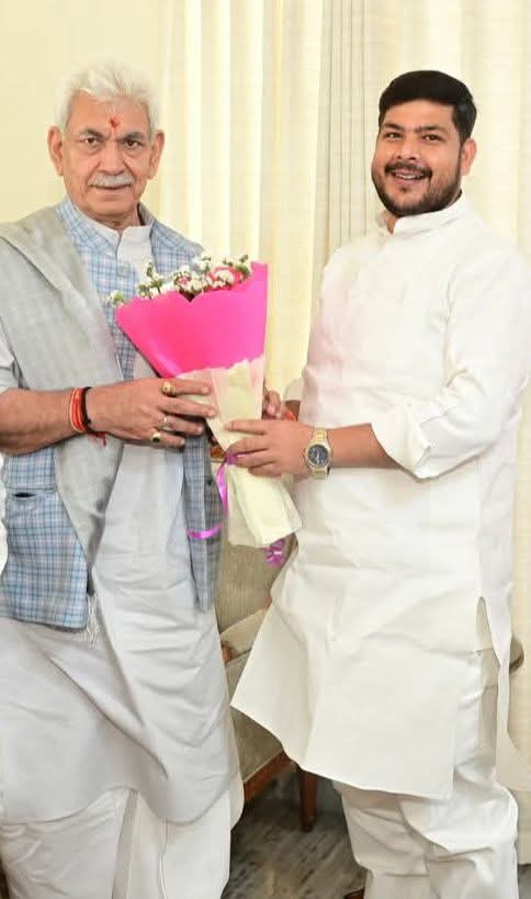 ManeeshsinghB2's tweet photo. भारतीय राजनीति में शुचिता,सादगी और उत्कृष्ट कार्यशैली के प्रतीक,जम्मू-कश्मीर के माननीय उपराज्यपाल श्री @manojsinha_ जी को जन्मदिन की हार्दिक बधाई एवं अनंत शुभकामनाएँ।
माँ वैष्णो देवी एवं बाबा बर्फानी से प्रार्थना है कि आपको उत्तम स्वास्थ्य,दीर्घायु,सुख-समृद्धि दे।यही मंगलकामना है https://t.co/ENAx9WRUws