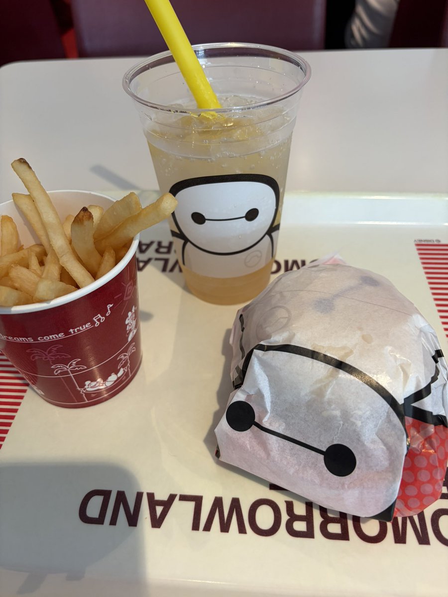 Lizzie_1127's tweet photo. ファンダフルグリーティングレポ

・セットのドリンクはスペシャルドリンクでも可

・荷物テーブルに置ける(最高)

・１時間前から専用スペースで食べれる

・ご飯は食べてる途中でもテーブルに置いてグリに行ける。グリ後残りは外で食べるよう指示あり。 https://t.co/OGxWGrSQiL