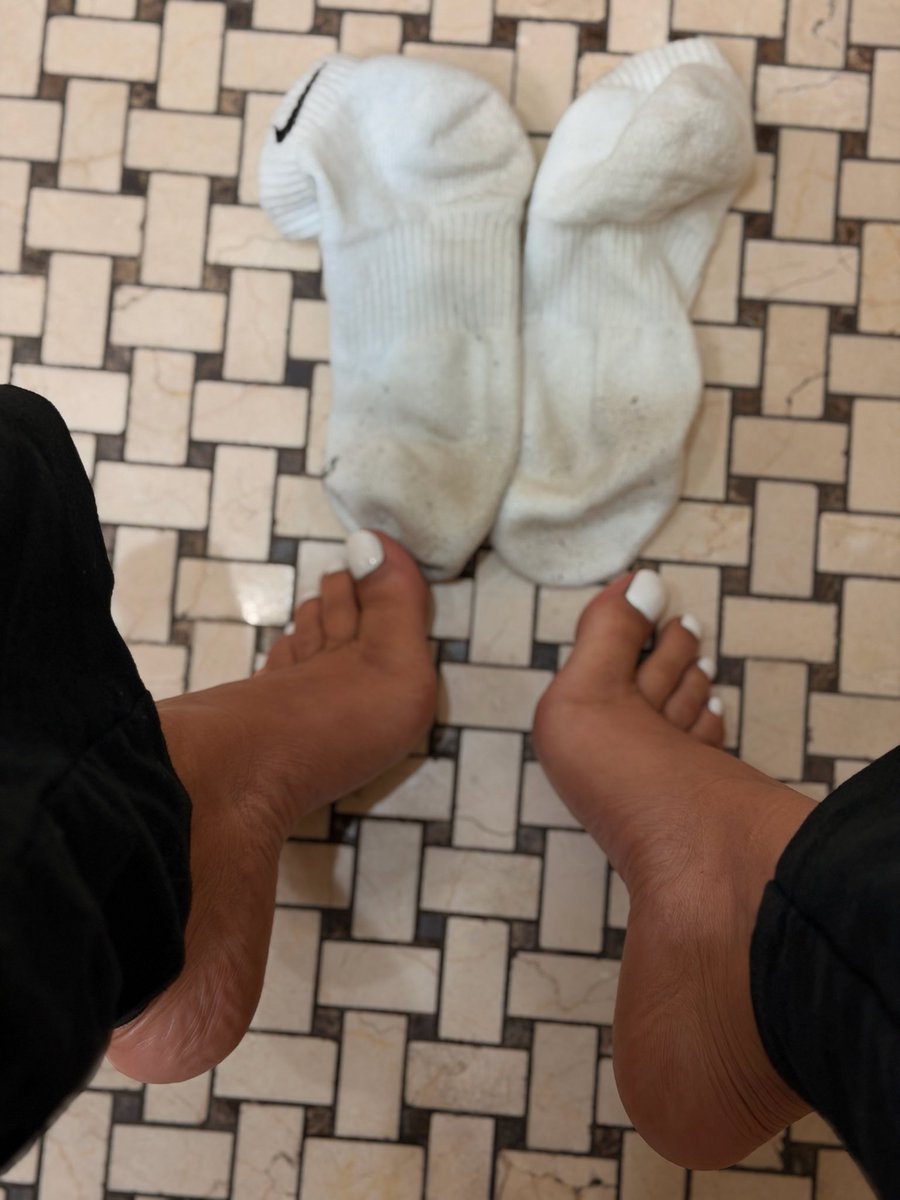 CityGirlFeets's tweet photo. Any of you pigs 🐷 like used socks ?? #feetworshi̇p #sockworship #feetfetısh https://t.co/NbE3A0dpxz