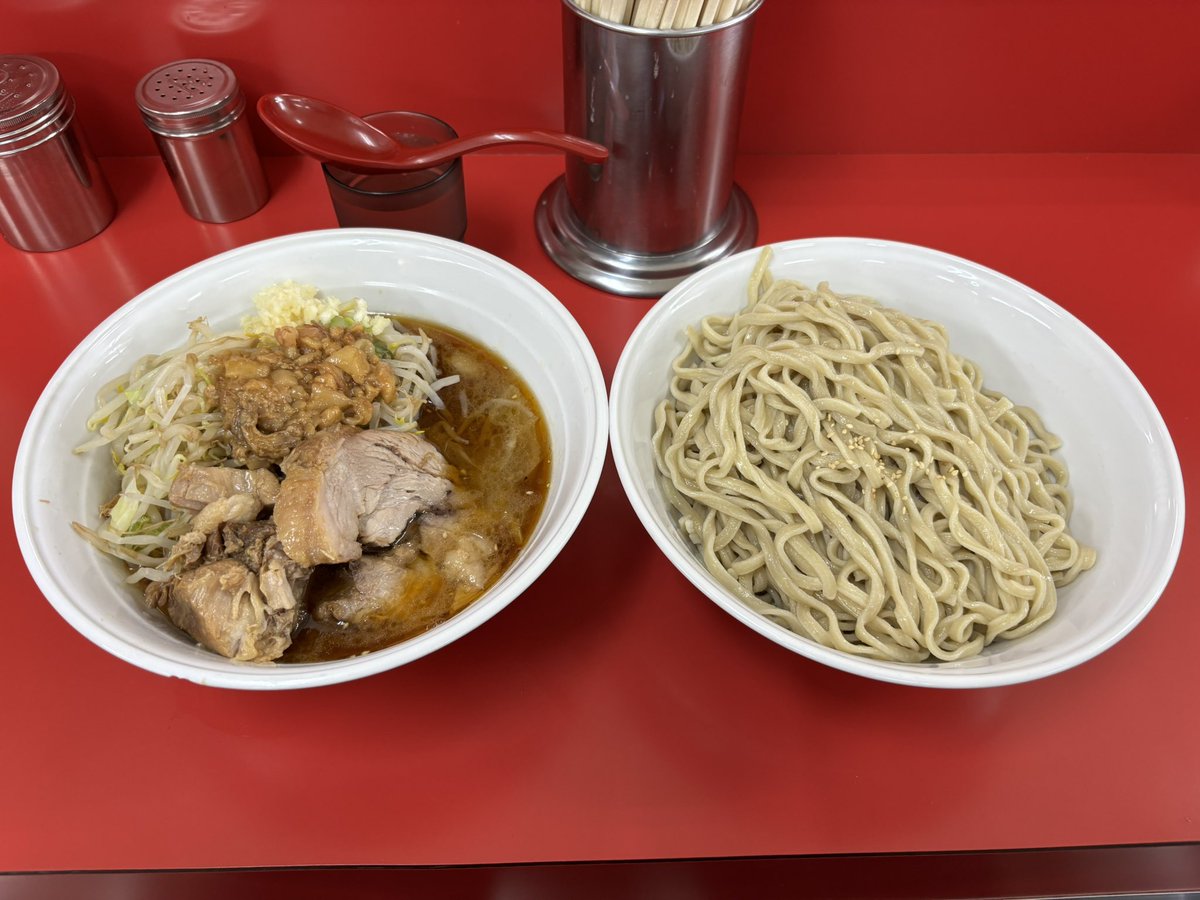 good_luck1111's tweet photo. 柏 二郎
大 NsAs つけ麺ごま味

蒸し暑い今日はここで🍜

3日連続の二郎で体調最高潮！
中と大が同一価格！迷わず大で！
汁はヤサイを増さないと濃厚で完璧な味わい！
麺はラーメンだとデロなのにつけ麺だとコシを感じる！
豚はトロ端豚の当選で歓喜の涙！
完食でサッパリ気分爽快！
ご馳走様でした😋 https://t.co/KQAA2PZfvz
