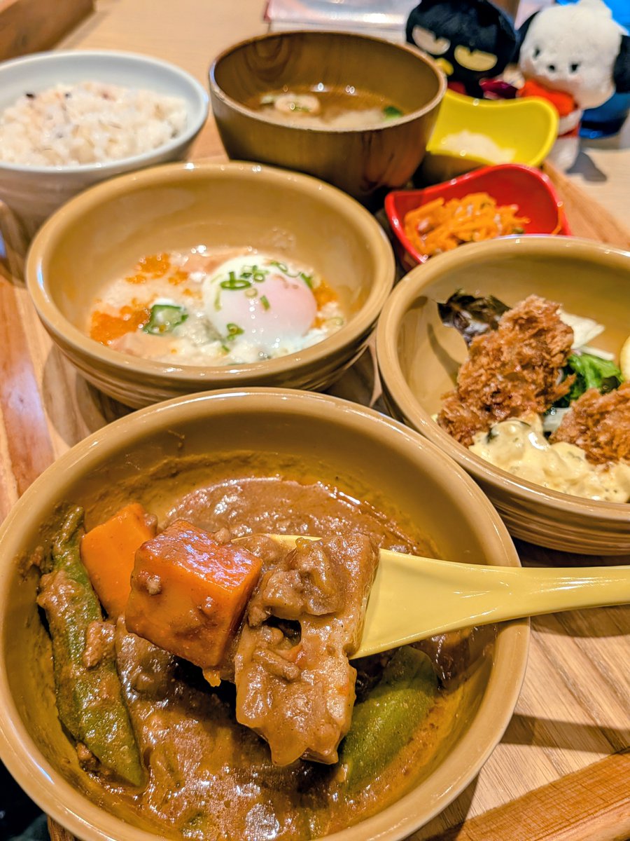 j9uHbzdE2m96T2Y's tweet photo. 昨日のお昼は #chawan 仙台パルコ店へ🍴
選べる3種の惣菜和膳が美味しかった😋
15品の惣菜(3枚目参照)から3種類選んで、ご飯と味噌汁おかわり自由で1,759円✨
ご飯は最初キヌアご飯でおかわりは梅しらすごはんにしました🍚
サーモンねばとろ温玉美味しかった🥰
#和ごはんとカフェchawan
#飯テロ https://t.co/D3Fxou306t