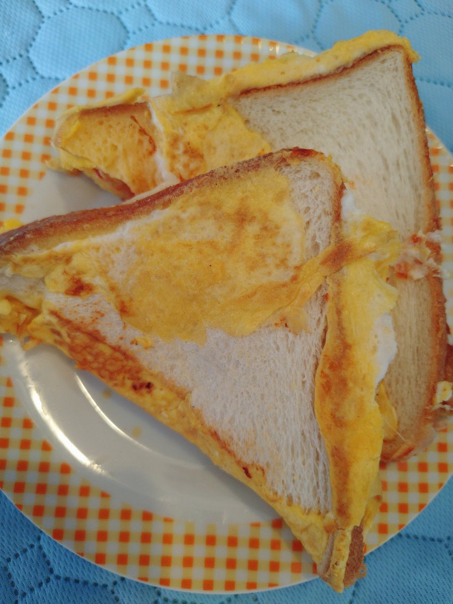 20260609r's tweet photo. TikTokで見つけたフライパンで作るサンドイッチを朝ごはんに作りました!
パンを切って溶き卵流し入れて好きな具材をサンドしてって事で、ハムとチ��ズとケチャップ入れました☺
見た目悪いですが美味しかったです!
これにミニトマトとか添えたらまだマシだったかな？💦笑

#pw_jto
#JTO　Ladies練習生 https://t.co/wLKrFnCQPj