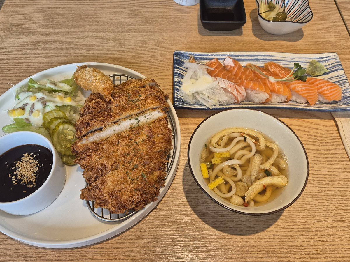emm_mee2's tweet photo. 돈까스 먹고 싶어서 왔다가 연어초밥도 있길래 세트메뉴로 같이 시킴!
근데 먹고 싶었던 돈까스는 생각보다 별로고 연어초밥이 짱맛있음......
돈까스 왤케 느끼하지
연어초밥 부드러워
#음메밥 https://t.co/uBpPr19f4j