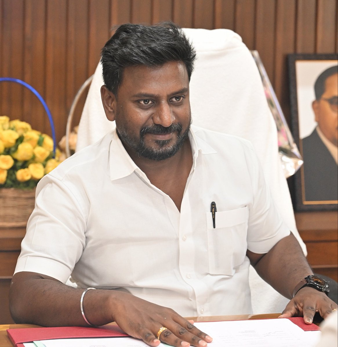 NanjilPSampath's tweet photo. இன்று பிறந்தநாள் காணும் தமிழக அரசின் பள்ளிக்கல்வித்துறை அமைச்சர் , @TVKPartyHQ த்தின் துணைப் பொதுச்செயலாளர் , அளக்க முடியாத அன்பினால் என்னை ஆட்கொண்ட ஆருயிர் தம்பி @imrajmohan பிறந்தநாள் இந்த நாள். இனி வரும் நாளெல்லாம் ராஜ்மோகனின் நாட்களாக மலர வேண்டும். பள்ளிக்கல்வித்துறை, செய்தித்துறையை புனரமைக்கின்ற அவருடைய முத்தான முயற்சிக்கு வெற்றிகள் வந்து குவிய வேண்டும்! நசையறு மனமும் விசையுறு பந்தினைப் போல் உளம் வேண்டியபடி செல்லும் உடலும் என்றென்றும் வாய்க்க காலமகள் கருணை காட்ட வேண்டும். பல்லாண்டு பாடுகிறேன்; பைந்தமிழால் வாழ்த்துகிறேன்.