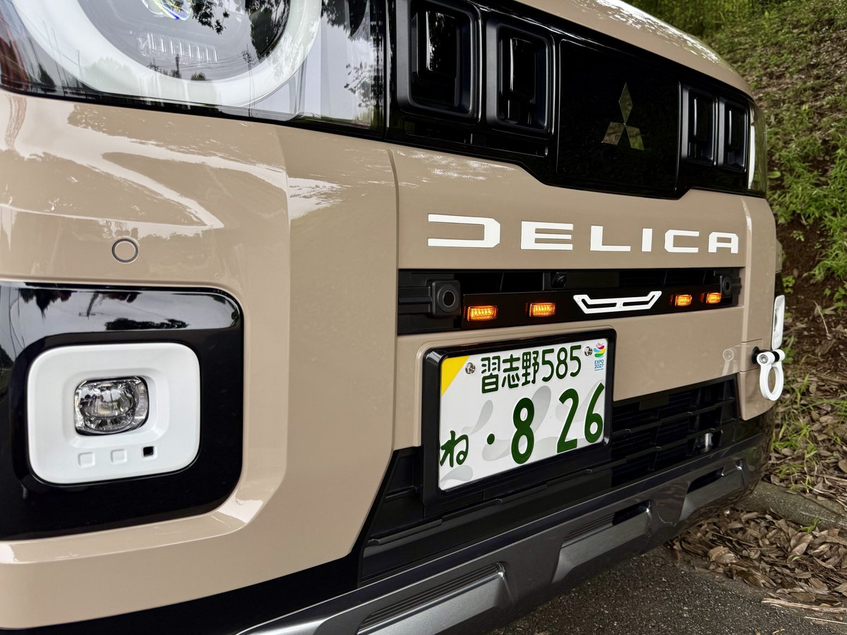 cataclico80's tweet photo. ランドリックのグリルマーカー取付。やはりカッコいい！真ん中のイニシャルプレートは白く塗装しました！
#landlic #ipf #新型デリカミニ https://t.co/wbulo2ITeT