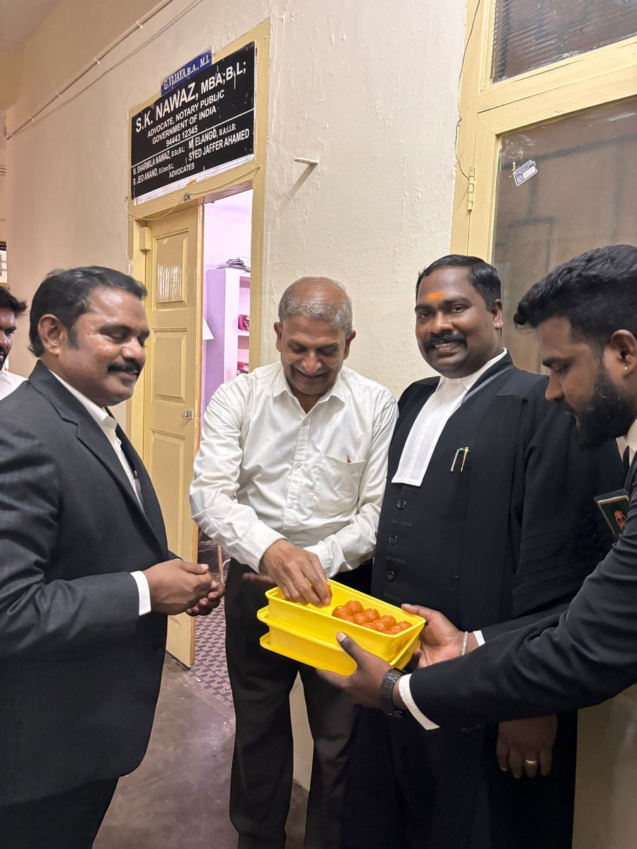 Adv_S_Sivakumar's tweet photo. தமிழ்நாடு மற்றும் புதுச்சேரி பார்கவுன்சிலில்.
அன்பு அண்ணன் மதிப்புமிகு 
திரு .அமுல்ராஜ். அவர்கள் வெற்றி பெற்றதை தொடர்ந்து  உயர் நீதிமன்ற வளாகத்தில்
இனிப்பு வழங்கி கொண்டாடப்பட்டது https://t.co/7cPQ65M3oY