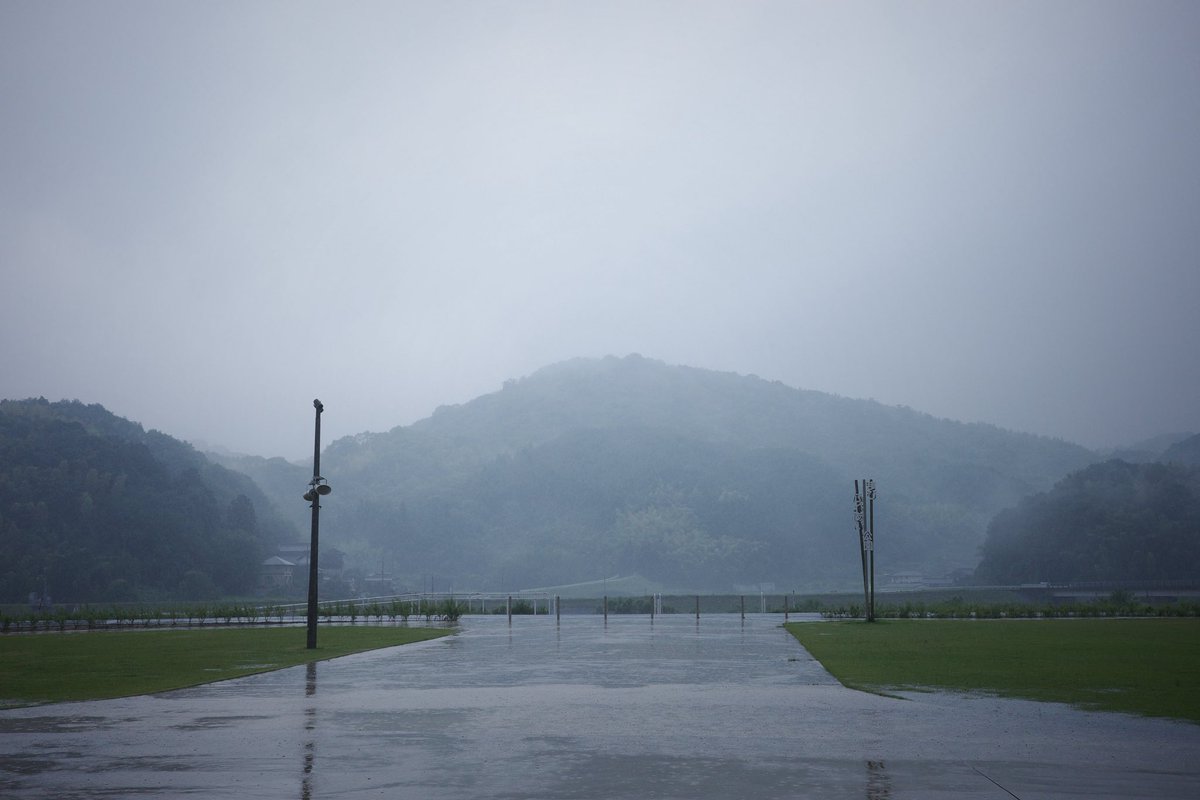 RAVENTRAILJP's tweet photo. 写真を撮るべきか、被写体を撮るべきか、それが問題だ。
ずっと構図とか光とかを追いかけて写真を撮ってきた。
けれど今は、ちゃんと被写体を撮りたいと感じるようになった。
ここまで随分寄り道をしたけれど、その分得たものも多かった。何より、楽しかったよ。
#GRIIIx https://t.co/lcyejjtnIU