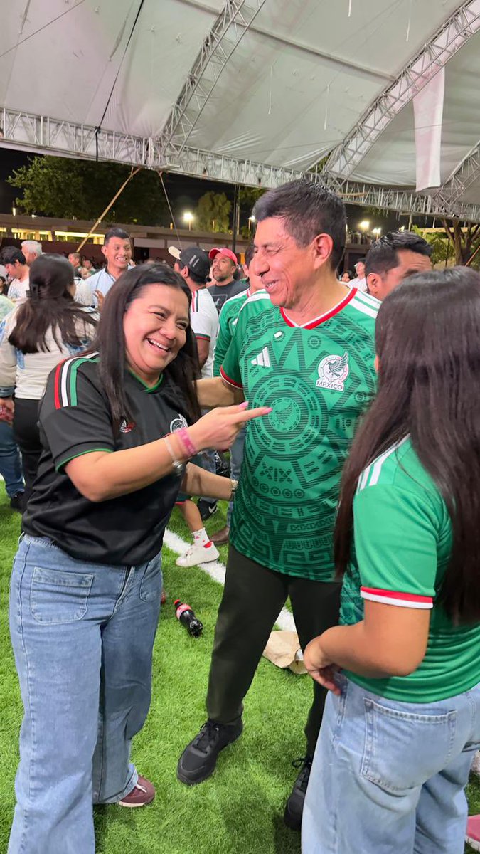 adyalt's tweet photo. ⚽🇲🇽 ¡Arranca el segundo tiempo! Desde el Parque Primavera Oaxaqueña, junto a nuestro gobernador @salomonj, Cami, cientos de familias y yo, alentamos con entusiasmo a nuestra Selección Mexicana.
 ¡Toda la buena vibra! ¡Vamos, México! 💚🤍❤️ https://t.co/oWhnKzrSza