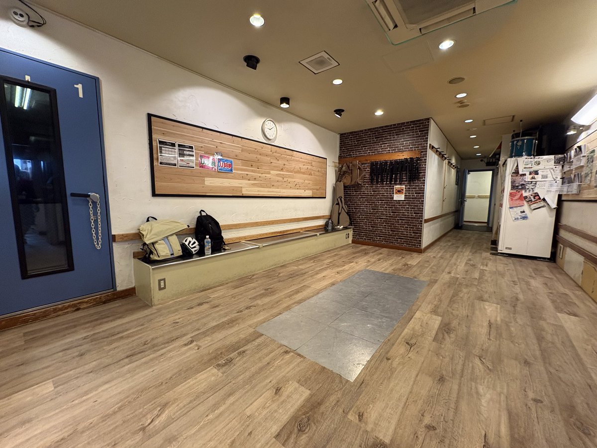 StudioORES's tweet photo. 💫床張替え工事終了💫

おはようございますORESです☀️
本日12時から営業再開しています
ロビーの床が綺麗になりました🌟
皆さまのご来店お待ちしています https://t.co/vuFYgYI78l