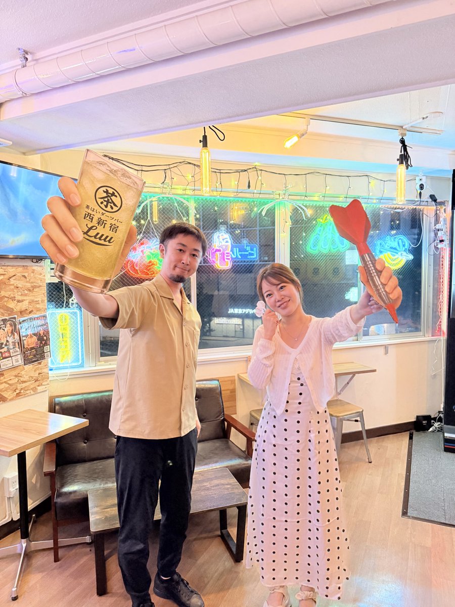 dartsbarluu's tweet photo. 昨日もご来店ありがとうございました！

昨日は珍しく、平成な感じのダーツバーでしたね〜

たまにはこういう風に、飲みながら遊ぶのも楽しいですよね。

写真はそんなワイワイした遊びに付き合ってくれたパーフェクトプロ

めちゃめちゃダーツ上手くてバチバチな飛びしております🎯

きっと近いうちにガッツリ活躍してくれると信じてます！

┈┈┈┈┈┈┈┈┈┈

本日はリーグ戦のため、20時から22時までダーツ台が1台使用できません

もう1台は使えますので、そちらで遊んでください

そして今日はDARTSLIVE 3の設置日です！

おじさん、そろそろお店に向かいます。