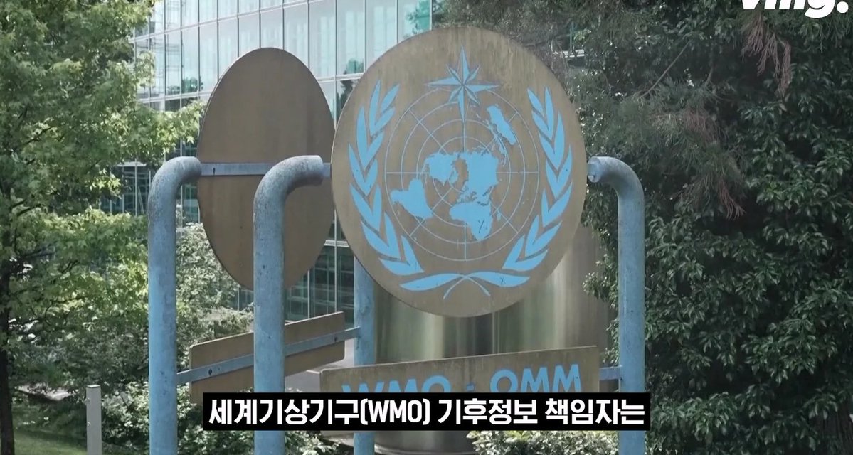 youtu_03's tweet photo. 유럽이 지금 역대급으로 폭염이라 위험하다고 WHO가 밝혔는데 그 이유가 한국인들에게는 어이없을 따름임

밤에 온도가 22도 아래로 떨어지지 않는다고
미쳤다고 말하는데

밤에 22도면 한국인들은 추워서 가을이불 꺼내는데 진짜 뭔소리인지 싶고 유럽인들은 '열대야'를 모른다는게 신기함

기후위기 심각한 거 맞고 걱정되는거랑 다른 이야기지만. 유럽 니들 그런 기후에 살면서 에어컨 달면 안된다고 그 난리를 치고 그랬던거냐..?

대구 한번 와봤으면